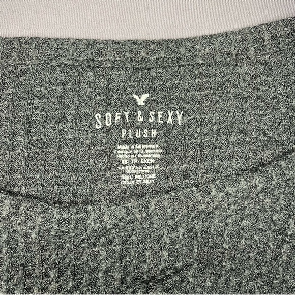 American Eagle size extra small grey waffle knit cold shoulder sweater - Picture 4 of 7
